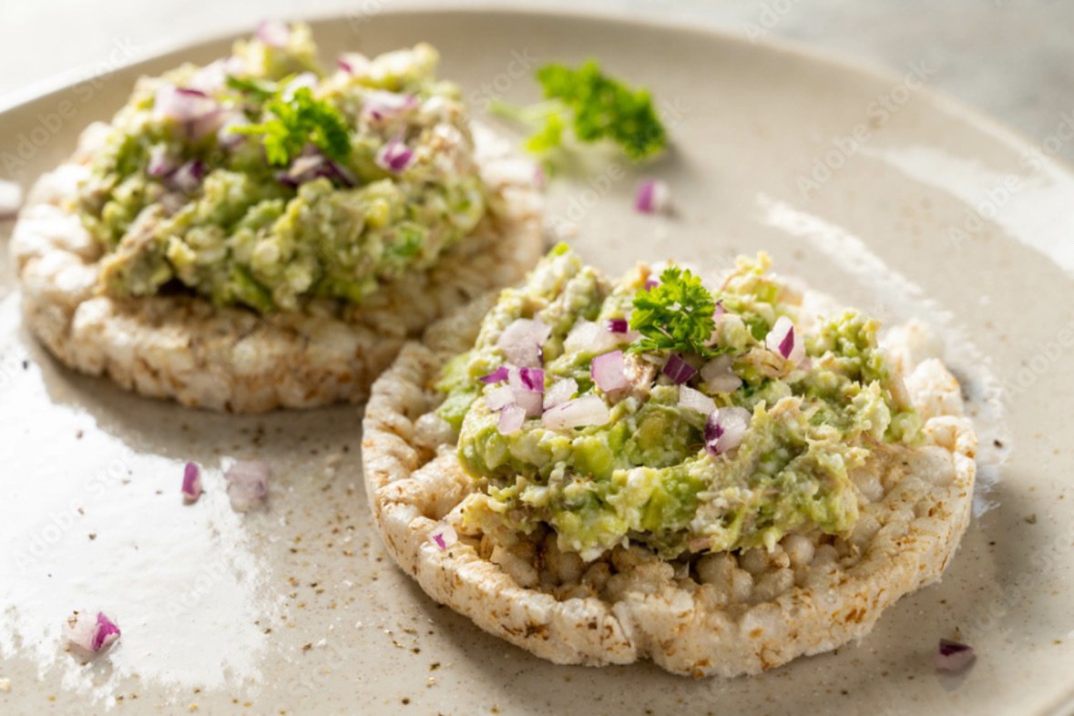 Rice cakes with guacamole